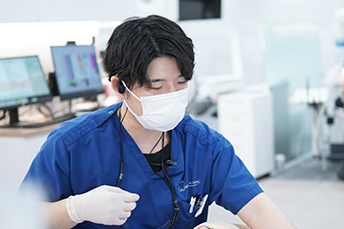 高い集中力で専門スタッフが治療に当たります。