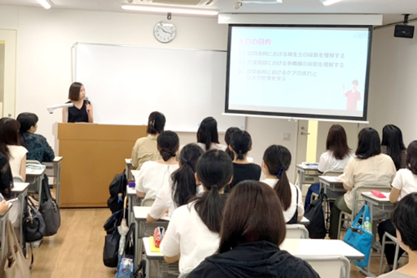 未来の衛生士たちに、訪問歯科診療における多職種連携の大切さや、訪問歯科診療の楽しさ、やりがいを伝えています。